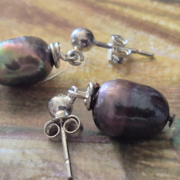 925 Steeling Silver and Black Peacoke Pearl Earrings - Picture 1 of 5